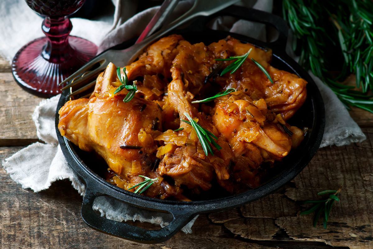 conejo a la cazuela oblanca