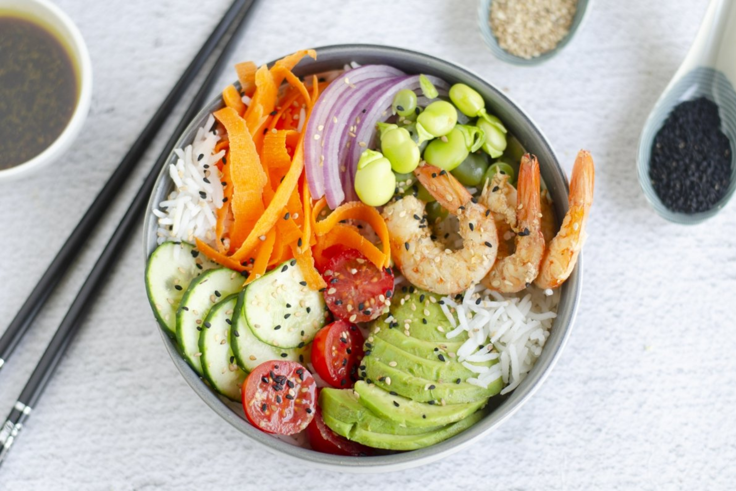 Bowl de poke con algas y langostinos