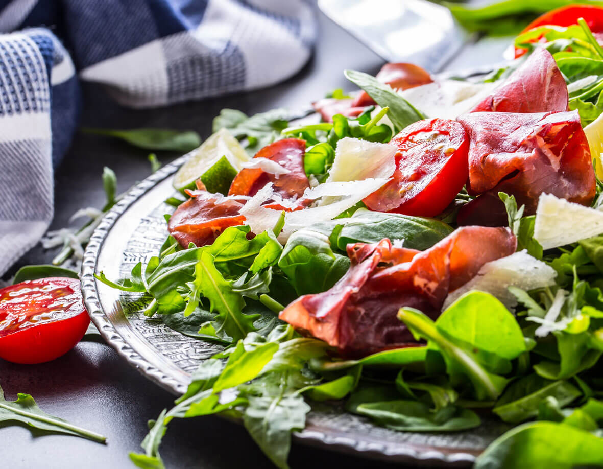 Ensalada de cecina con queso fresco
