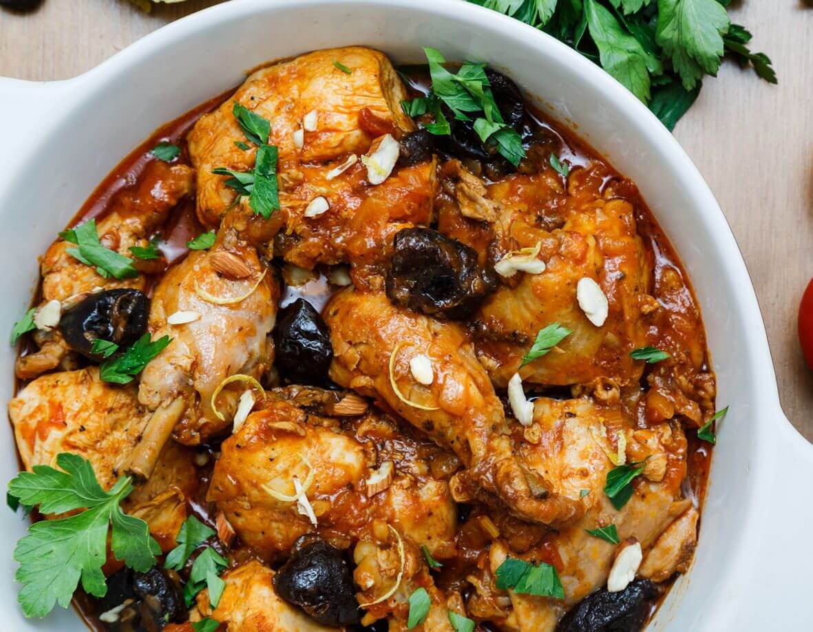 Pollo guisado con almendras