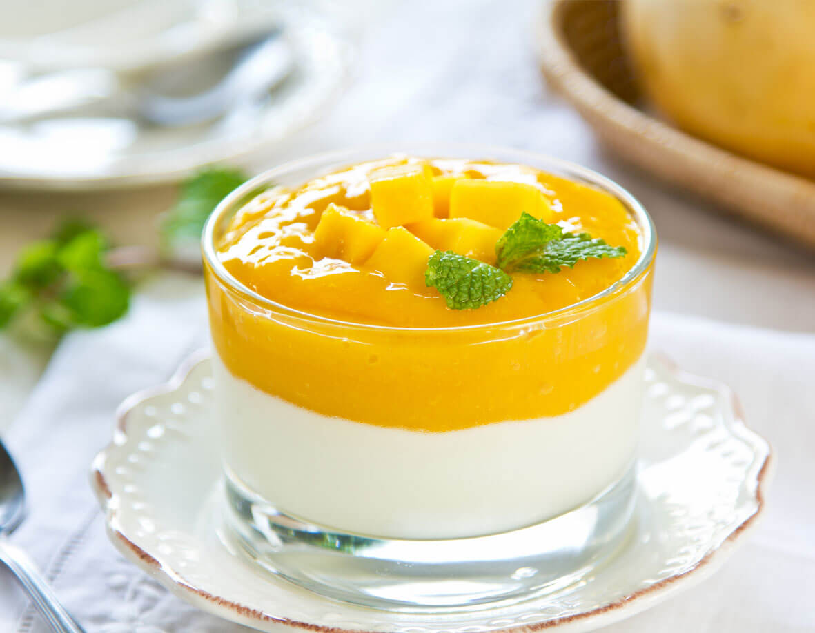 Mousse de yogur con crema de mango